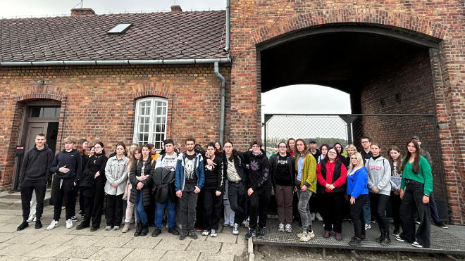 grupa uczniów przed wejściem do obozu Auschwitz-Birkenau II