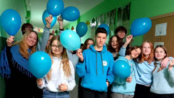 uczniowie z niebieskimi balonami
