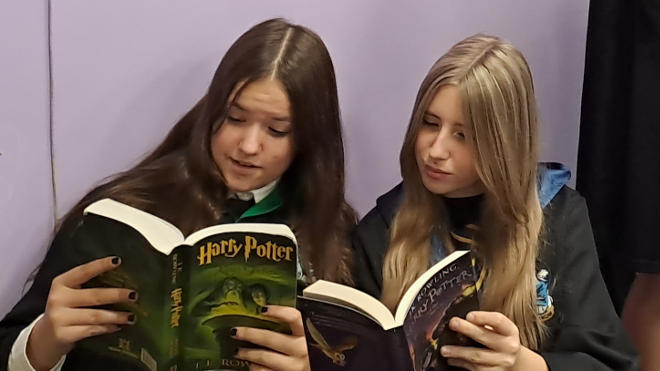 dwie uczennice czytają książki