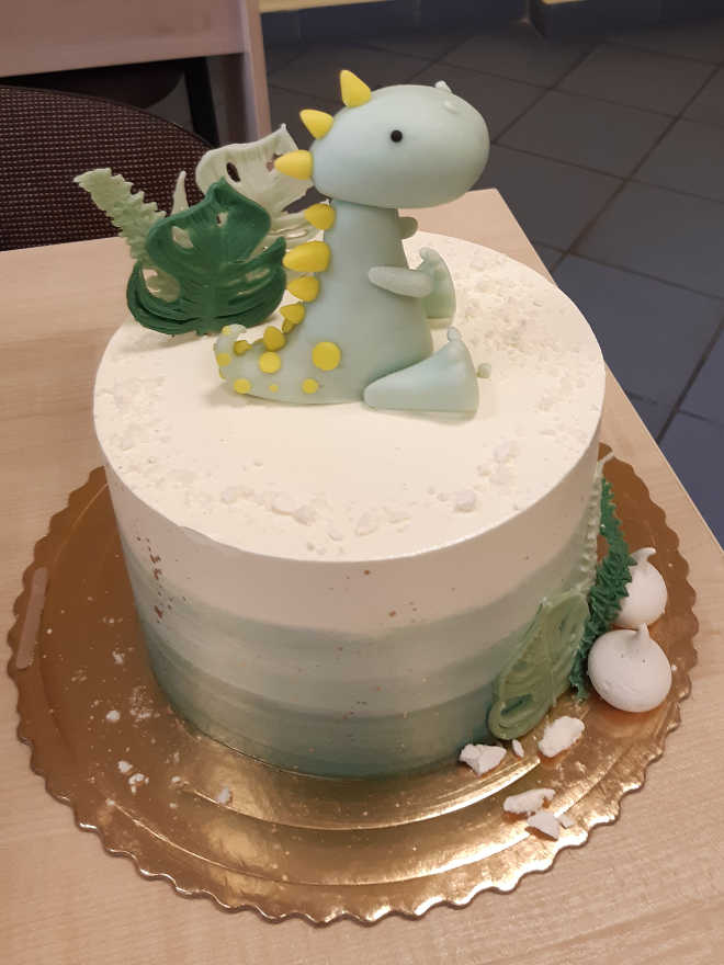 tort cieniowany kremem z figurką dinozaura