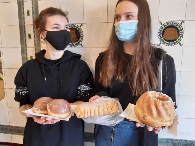 stażystki prezentują wyroby z ciasta drożdżowego i francuskiego, jakie uczą się wykonywać u pracodawcy