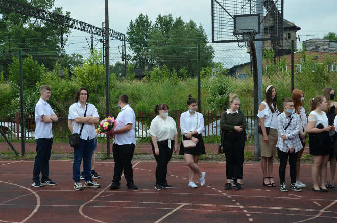 grupa młodzieży na uroczystym zakończeniu roku szkolnego