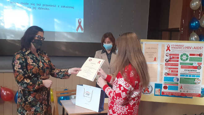 wręczanie nagród uczniom, którzy zajęli trzy pierwsze miejsca w quizie na temat HIV