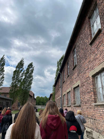 młodzież zwiedzająca obóz Auschwitz