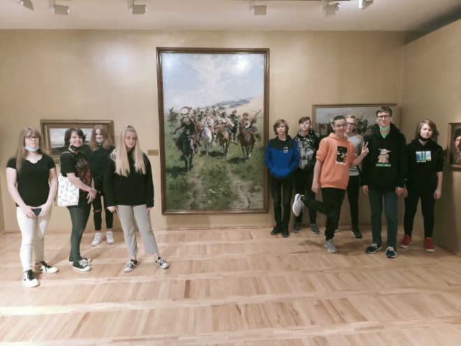uczniowie na wystawie malarstwa polskiego