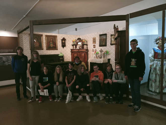 grupa uczniów, w tle pokój w dawnym domu górnika