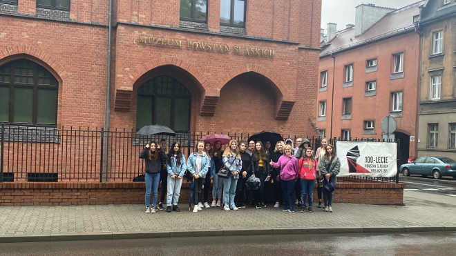 grupa uczniów przed Muzeum Powstań Śląskich