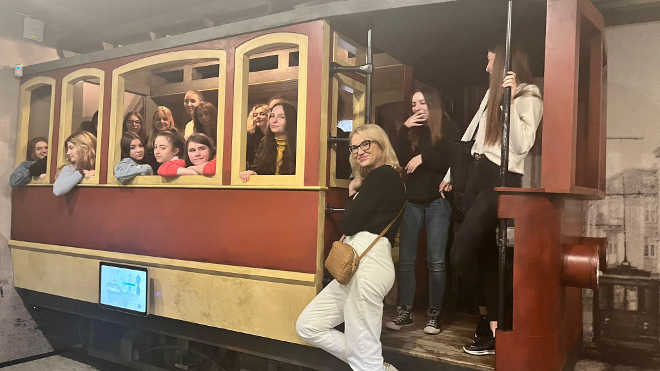 uczniowie w muzealnym tramwaju