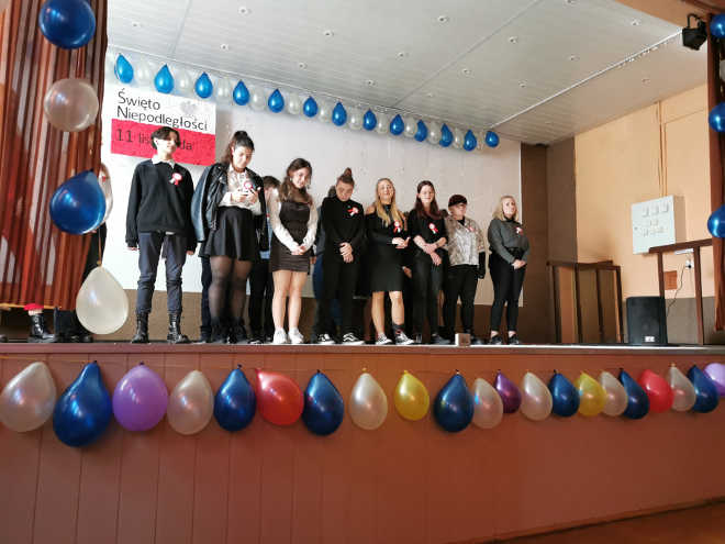 uczniowie śpiewający piosenki na scenie