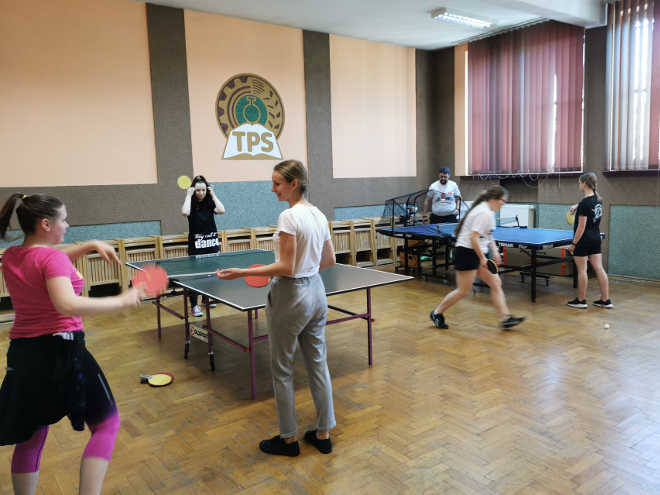 uczniowie grający w tenisa stołowego
