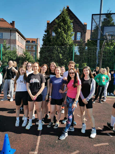 grupa uczniów na boisku szkolnym