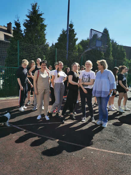 grupa uczniów na boisku szkolnym