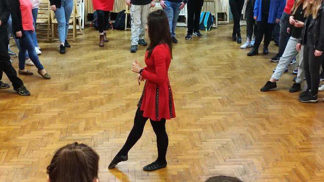 uczniowie uczestniczą w warsztatach tańca irlandzkiego