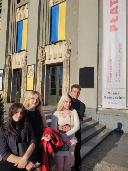 grupa uczniów przed gmachem Teatru im. St. Wyspiańskiego w Katowicach