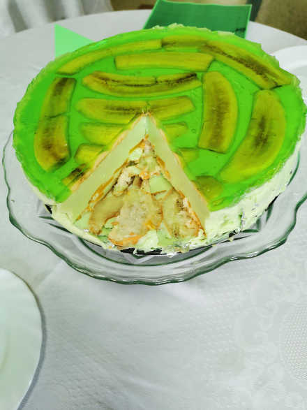 tort z bznanami wykończony zieloną galaretką