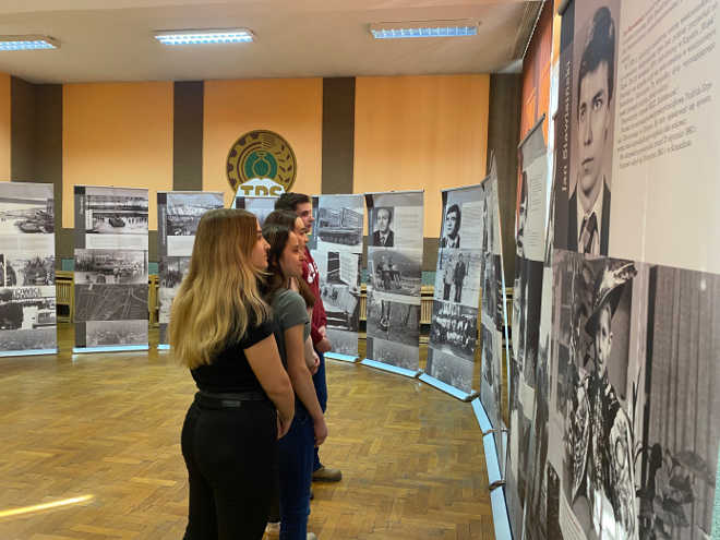uczniowie oglądają wystawę o stanie wojennym
