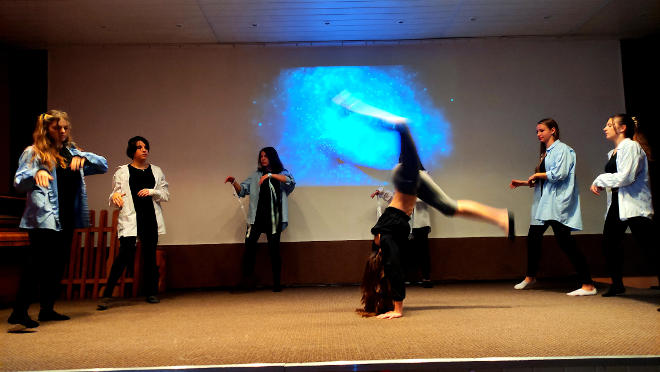 zdjęcie przedstawia tańczące uczennice na scenie