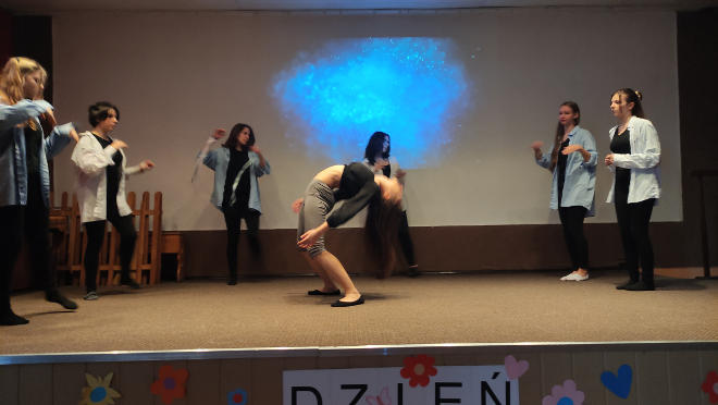 zdjęcie przedstawia tańczące uczennice na scenie