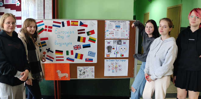 uczennice stojące na tle plakatów promujących Europejski Dzień Języków