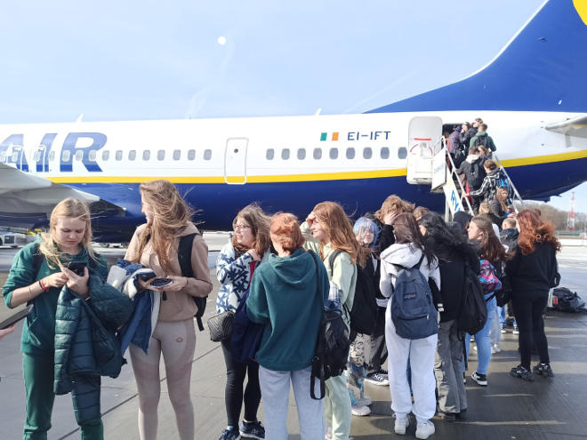 uczniowie z opiekunkami w hali odlotów, na lotnisku w Balicach w Krakowie
