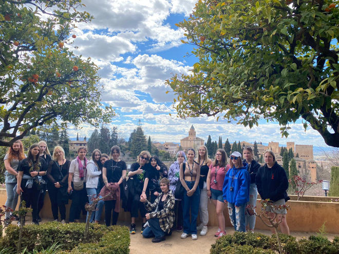 zdjęcie całej grupy, w tle widok na Alhambrę od strony Pałacu Letniego