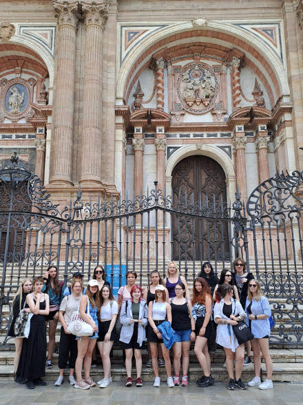 cała grupa przed katedrą w Maladze
