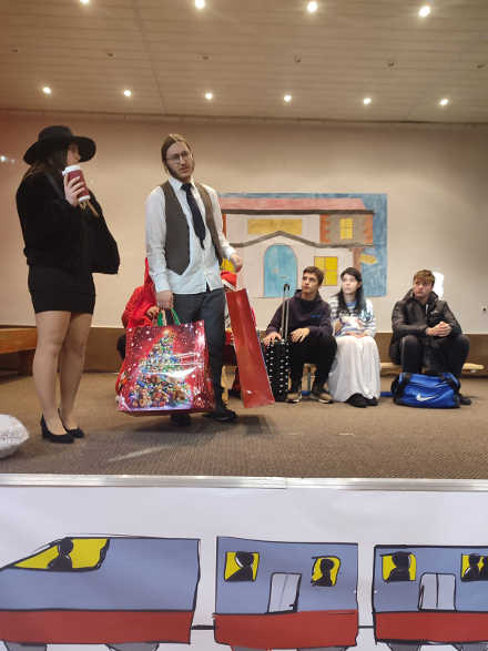 uczniowie przedstawiają scenkę - małżeńtwo wraca ze światecznych zakupów