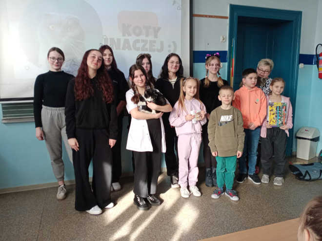 uczennice technikum wraz z dziećmi nagrodzonymi w konkursie wiedzy o kotach