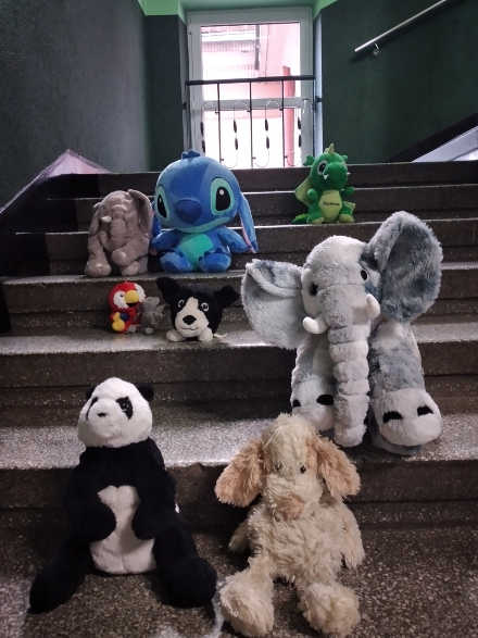 zabawki pluszowe na schodach szkolnych