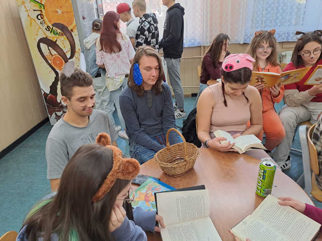 uczniowie przebrani za postacie z Kubusia Puchatka czytają swoje ulubione ksiązki 