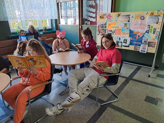 kącik wypoczynkowy obok pokoju nauczycielskiego - uczniowie czytają